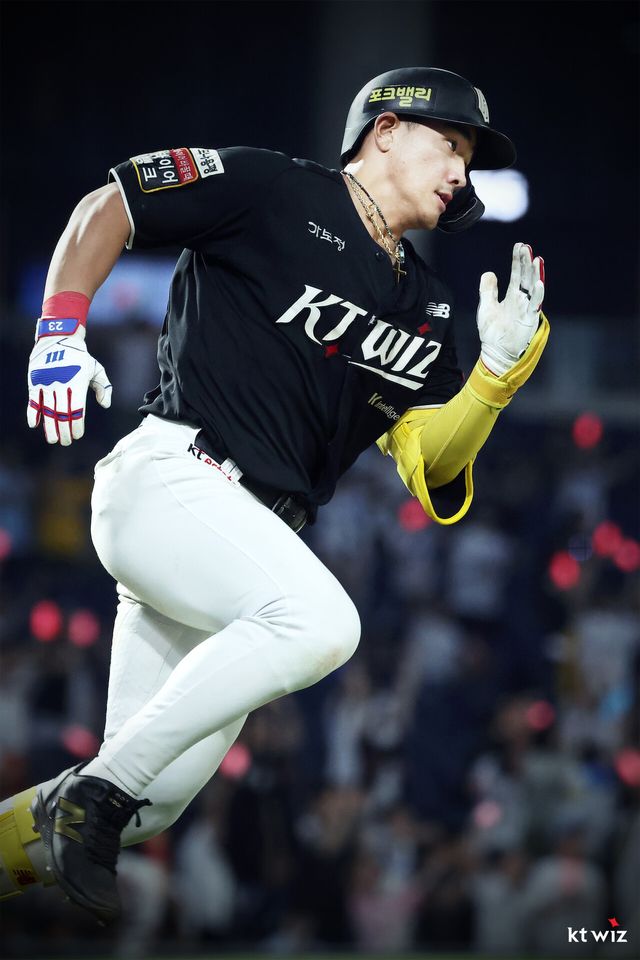 KT 위즈 안현민이 올해 정규시즌 경기에 출전해 주루하고 있다. 안현민은 지난 15일 고척 키움 히어로즈전에서 종아리를 다쳤지만 검사 결과 근육 뭉침 소견을 받았다. KT 위즈