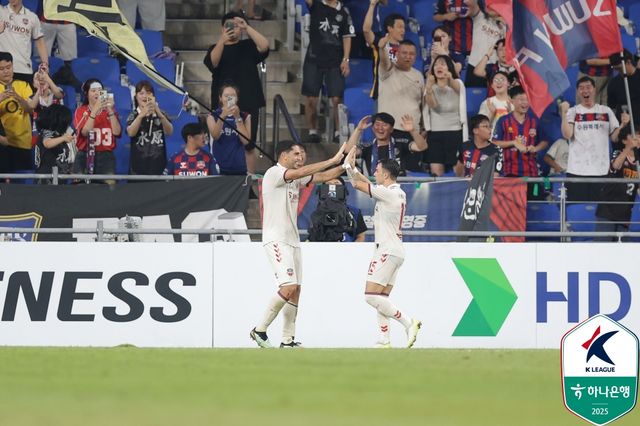 2주 전, 울산문수경기장에서 대역전패를 당했던 울산HD가 신태용 신임 감독 체제로 수원FC 원정 설욕전에 나선다.&nbsp; 수원과 울산이 16일 오후 8시 수원종합운동장에서 ‘하나은행 K리그1 2025’ 26라운드 맞대결을 갖는다. 한국프로축구연맹