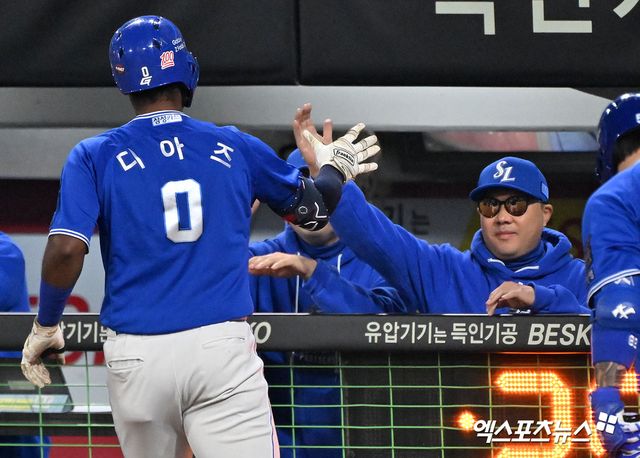 박진만(오른쪽) 삼성 라이온즈 감독이 지난 16일 사직 롯데 자이언츠전에 앞서 외국인 타자 르윈 디아즈를 향한 악성팬들의 SNS 협박 메시지에 안타까운 심경을 드러냈다. 사진 엑스포츠뉴스 DB