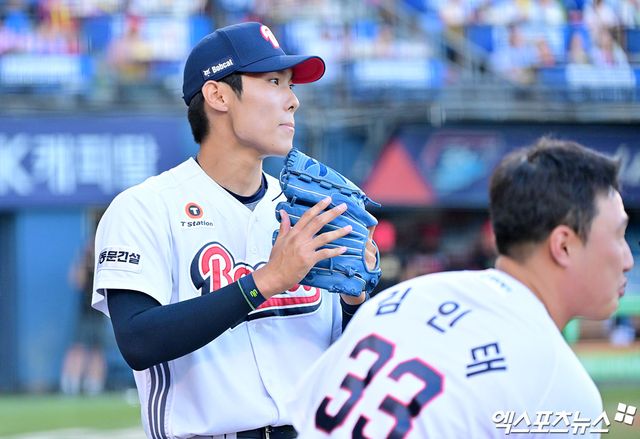 16일 오후 서울 송파구 잠실야구장에서 열린 '2025 신한 SOL Bank KBO리그' KIA 타이거즈와 두산 베어스의 경기, 3회초 수비를 마친 두산 윤태호가 더그아웃으로 향하고 있다. 잠실, 김한준 기자