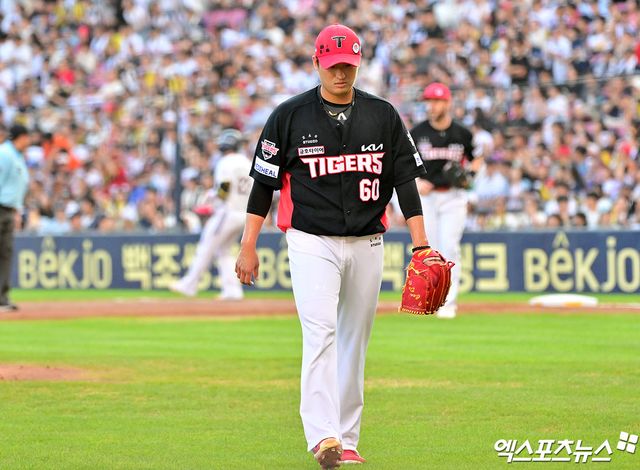 15일 오후 서울 송파구 잠실야구장에서 열린 '2025 신한 SOL Bank KBO리그' KIA 타이거즈와 두산 베어스의 경기, 1회말 수비를 마친 KIA 김도현이 더그아웃으로 향하고 있다. 엑스포츠뉴스 DB