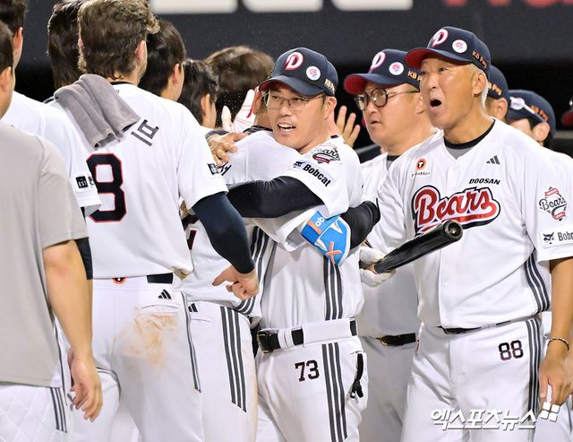 15일 오후 서울 송파구 잠실야구장에서 열린 '2025 신한 SOL Bank KBO리그' KIA 타이거즈와 두산 베어스의 경기, 두산이 연장 접전끝에 안재석의 끝내기 홈런에 힘입어 KIA에 6:5 역전승을 거뒀다. 이날 경기에서 승리한 두산 조성환 감독대행이 안재석을 안아주고 있다. 잠실, 김한준 기자