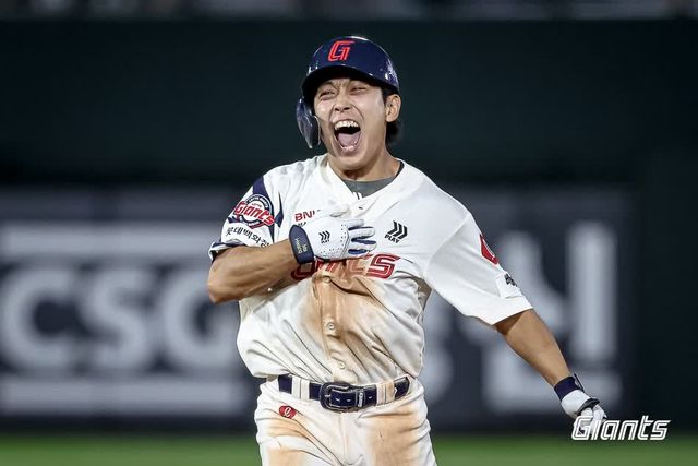 롯데 자이언츠 외야수 황성빈이 17일 부산 사직야구장에서 열린 2025 신한 SOL Bank KBO리그 삼성 라이온즈와의 팀 간 13차전에서 9회초 동점 솔로 홈런을 기록한 뒤 포효하고 있다. 사진 롯데 자이언츠