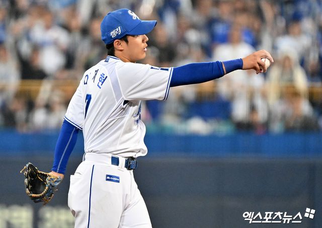 삼성 라이온즈 유격수 이재현이 17일 부산 사직야구장에서 열린 2025 신한 SOL Bank KBO리그 롯데 자이언츠와의 팀 간 13차전에서 연장 11회말 호수비로 팀을 패배에서 구해냈다. 사진 엑스포츠뉴스 DB