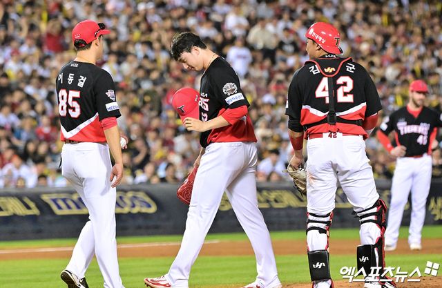 16일 오후 서울 송파구 잠실야구장에서 열린 '2025 신한 SOL Bank KBO리그' KIA 타이거즈와 두산 베어스의 경기, 9회말 1사 만루 KIA 정해영이 마운드를 내려가고 있다. 엑스포츠뉴스 DB