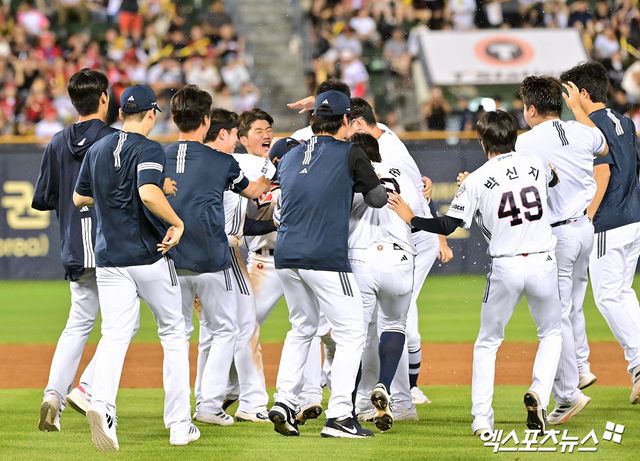 16일 오후 서울 송파구 잠실야구장에서 열린 '2025 신한 SOL Bank KBO리그' KIA 타이거즈와 두산 베어스의 경기, 두산이 김인태의 끝내기 안타에 힘입어 KIA에 4:3 역전승을 거뒀다. 이날 경기에서 승리한 두산 선수들이 기뻐하고 있다. 잠실, 김한준 기자