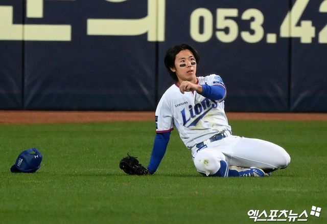 삼성 라이온즈 외야수 김성윤이 17일 부산 사직야구장에서 열린 2025 신한 SOL Bank KBO리그 롯데 자이언츠와의 팀 간 13차전에서 연장 10회말 호수비로 팀 패배를 막아냈다. 사진 엑스포츠뉴스 DB