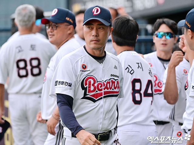 16일 오후 서울 송파구 잠실야구장에서 열린 '2025 신한 SOL Bank KBO리그' KIA 타이거즈와 두산 베어스의 경기, 경기 전 두산 조성환 감독대행이 국민의례를 마친 후 더그아웃으로 향하고 있다. 잠실, 김한준 기자