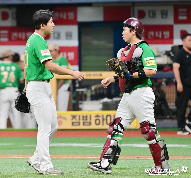 오른쪽에 위치한 키움 히어로즈 포수 김재현이 올해 정규시즌 경기에서 승리 후 투수 주승우와 대화하고 있다. 엑스포츠뉴스 DB