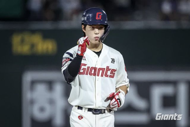 롯데 자이언츠 한태양이 17일 부산 사직야구장에서 열린 2025 신한 SOL Bank KBO리그 삼성 라이온즈와의 팀 간 13차전에서 7회말 1타점 2루타를 기록했다. 사진 롯데 자이언츠