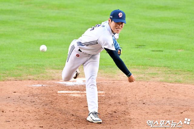 16일 오후 서울 송파구 잠실야구장에서 열린 '2025 신한 SOL Bank KBO리그' KIA 타이거즈와 두산 베어스의 경기, 4회초 두산 윤태호가 공을 힘차게 던지고 있다. 잠실, 김한준 기자