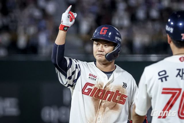 롯데 자이언츠 손호영이 17일 부산 사직야구장에서 열린 2025 신한 SOL Bank KBO리그 삼성 라이온즈와의 팀 간 13차전에서 6회말 1타점 적시타를 기록했다. 사진 롯데 자이언츠