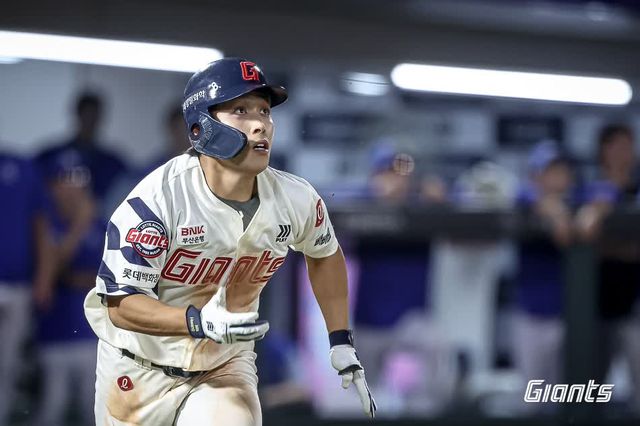 롯데 자이언츠 외야수 황성빈이 17일 부산 사직야구장에서 열린 2025 신한 SOL Bank KBO리그 삼성 라이온즈와의 팀 간 13차전에서 9회말 동점 솔로 홈런을 쳐냈다. 사진 롯데 자이언츠