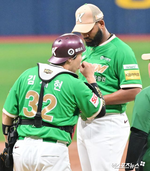 키움 히어로즈 포수 김재현이 올해 정규시즌 경기에서 선발투수 라울 알칸타라를 다독이고 있다. 엑스포츠뉴스 DB