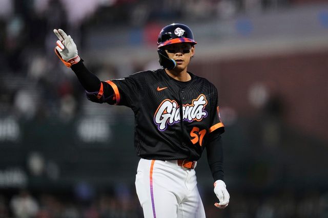 샌프란시스코 자이언츠 이정후가 올해 미국 메이저리그 정규시즌 경기에 출전해 세리머니하고 있다. AP 연합뉴스