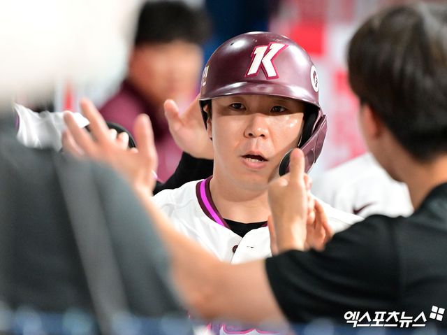키움 히어로즈 포수 김재현이 올해 정규시즌 경기에서 득점 후 축하 받고 있다. 엑스포츠뉴스 DB