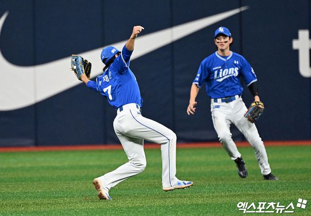 삼성 라이온즈 유격수 이재현(왼쪽)이 17일 부산 사직야구장에서 열린 2025 신한 SOL Bank KBO리그 롯데 자이언츠와의 팀 간 13차전에서 연장 11회말 호수비로 팀을 패배에서 구해냈다. 사진 엑스포츠뉴스 DB