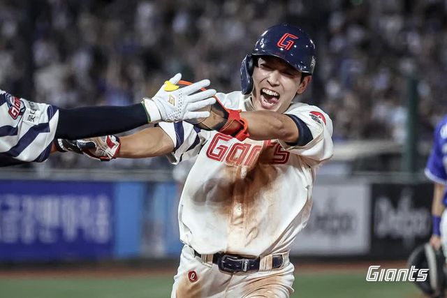 롯데 자이언츠 황성빈이 17일 부산 사직야구장에서 열리는 2025 신한 SOL Bank KBO리그 삼성 라이온즈와의 팀 간 13차전에서 9회초 동점 솔로 홈런을 기록했다. 사진 롯데 자이언츠