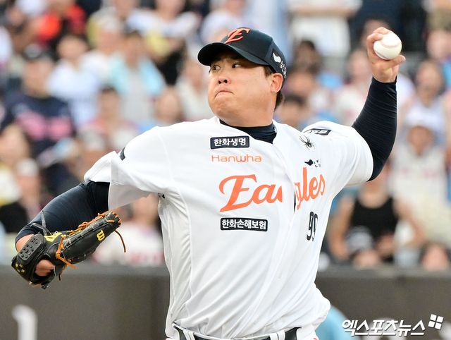 14일 오후 대전 한화생명 볼파크에서 열린 '2025 신한 SOL Bank KBO리그' 롯데 자이언츠와 한화 이글스의 경기, 1회초 한화 선발투수 류현진이 공을 힘차게 던지고 있다. 엑스포츠뉴스 DB