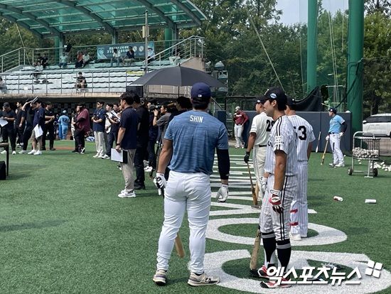 탬파베이 레이스 출신 신우열이 18일 오전 2026 KBO 신인드래프트 트라이아웃 타격 테스트를 앞두고 자신의 차례를 기다리고 있다. 엑스포츠뉴스 고양, 김유민 기자