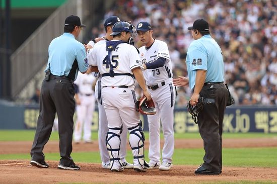 두산 베어스 투수 제환유가 지난 17일 잠실 KIA전에 데뷔 첫 선발 마운드로 올라 5이닝 1실점 호투로 팀 승리에 힘을 보탰다. 두산 베어스