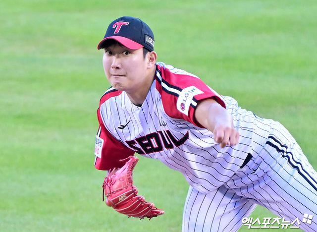 10일 오후 서울 송파구 잠실야구장에서 열리는 '2025 신한 SOL Bank KBO리그' 한화 이글스와 LG 트윈스의 경기, 3회초 LG 선발투수 손주영이 공을 힘차게 던지고 있다. 엑스포츠뉴스 DB