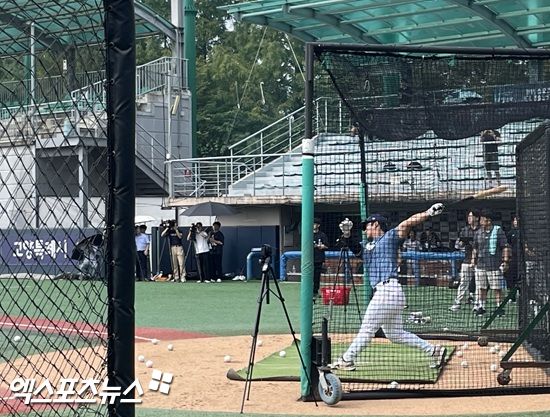탬파베이 레이스 출신 신우열이 18일 오전 2026 KBO 신인드래프트 트라이아웃 타격 테스트에서 배트를 힘차게 휘두르고 있다. 엑스포츠뉴스 고양, 김유민 기자
