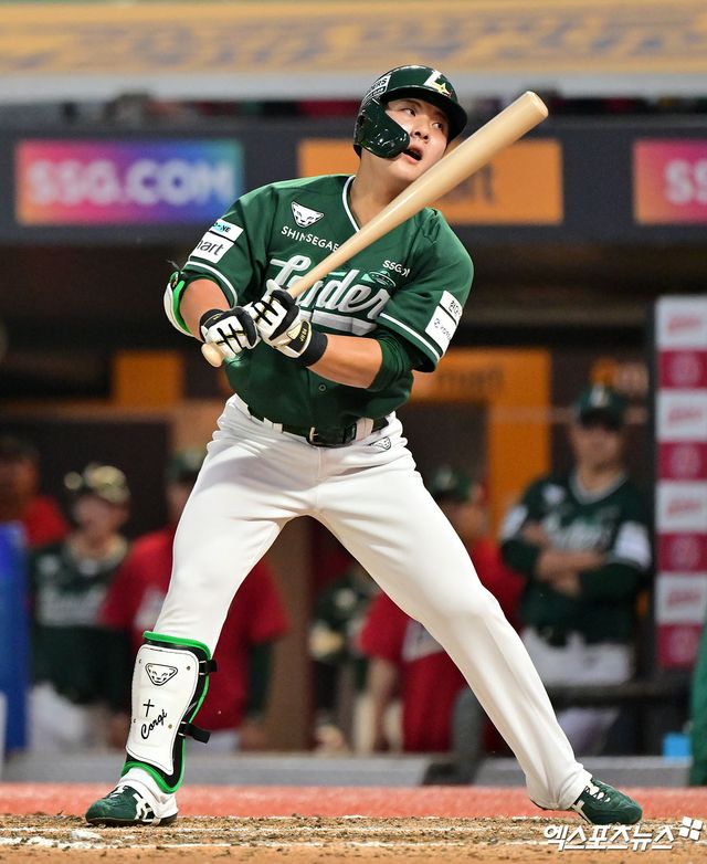 21일 오후 인천SSG랜더스필드에서 열린 '2025 신한 SOL Bank KBO리그' KIA 타이거즈와 SSG 랜더스의 경기, 8회말 2사 만루 SSG 최준우가 헛스윙 삼진을 당하고 있다. 엑스포츠뉴스 DB