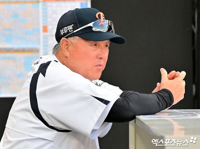 14일 오후 대전 한화생명 볼파크에서 열린 '2025 신한 SOL Bank KBO리그' 롯데 자이언츠와 한화 이글스의 경기, 한화 김경문 감독이 생각에 잠겨 있다. 엑스포츠뉴스 DB