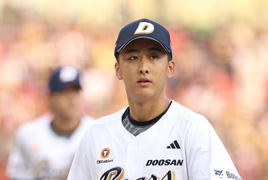 두산 베어스 투수 제환유가 지난 17일 잠실 KIA전에 데뷔 첫 선발 마운드로 올라 5이닝 1실점 호투로 팀 승리에 힘을 보탰다. 두산 베어스 