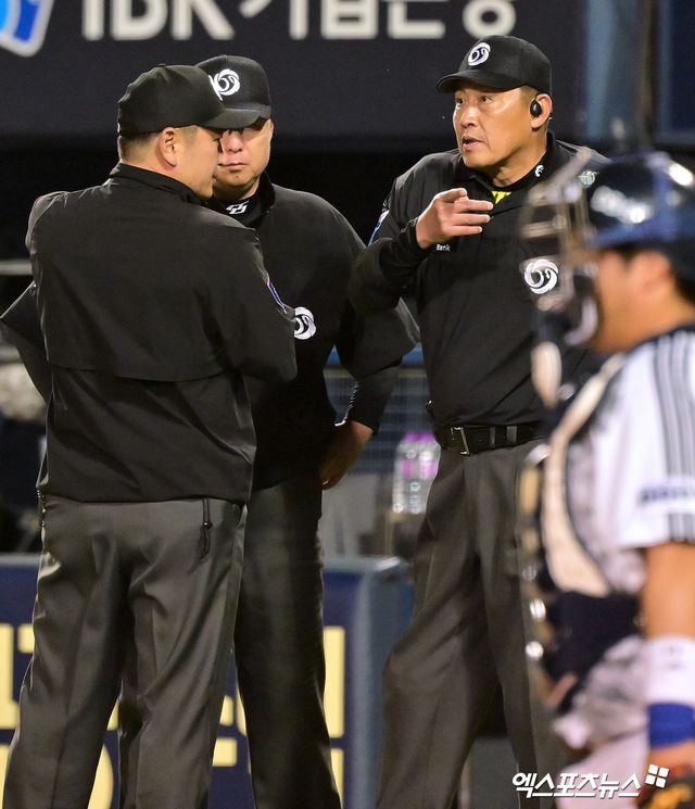 4일 오후 서울 송파구 잠실야구장에서 열린 '2025 신한 SOL Bank KBO리그' KIA 타이거즈와 두산 베어스의 경기, 8회초 1사 1루 KIA 김규성의 내야타구 파울/페어 비디오 판독이 진행되고 있다. 심판진이 비디오 판독 결과를 발표하기 전 모여서 대화를 나누고 있다. 엑스포츠뉴스 DB