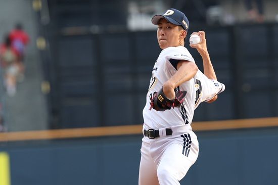 두산 베어스 투수 제환유가 지난 17일 잠실 KIA전에 데뷔 첫 선발 마운드로 올라 5이닝 1실점 호투로 팀 승리에 힘을 보탰다. 두산 베어스