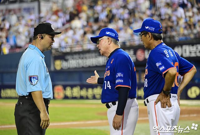 8일 오후 서울 송파구 잠실야구장에서 열린 '2025 신한 SOL Bank KBO리그' 한화 이글스와 LG 트윈스의 경기, 7회말 2사 1,3루 LG 문보경 타석 때 한화 김경문 감독이 그라운드로 나와 3루심에게 체크스윙에 대해 어필하고 있다. 엑스포츠뉴스 DB