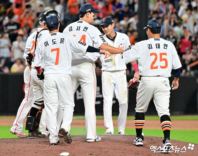 12일 오후 대전 한화생명 볼파크에서 열린 '2025 신한 SOL Bank KBO리그' 롯데 자이언츠와 한화 이글스의 경기, 한화가 폰세의 역투에 힘입어 롯데에 2:0 승리를 거뒀다. 이날 경기에서 승리한 한화 선수들이 기뻐하고 있다. 엑스포츠뉴스 DB