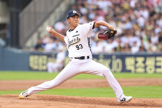 두산 베어스 투수 제환유가 지난 17일 잠실 KIA전에 데뷔 첫 선발 마운드로 올라 5이닝 1실점 호투로 팀 승리에 힘을 보탰다. 두산 베어스