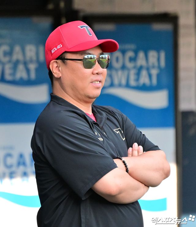 16일 오후 서울 송파구 잠실야구장에서 열린 '2025 신한 SOL Bank KBO리그' KIA 타이거즈와 두산 베어스의 경기, 경기 전 KIA 이범호 감독이 국민의례를 준비하고 있다. 엑스포츠뉴스 DB