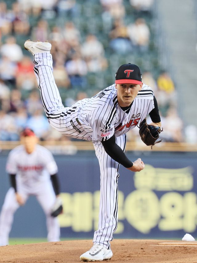 LG 트윈스 외국인 투수 앤더슨 톨허스트가 19일 서울 잠실야구장에서 열린 2025 신한 SOL Bank KBO리그 롯데 자이언츠와의 팀 간 12차전에 선발등판, 6이닝 무실점으로 승리투수가 됐다. 사진 연합뉴스