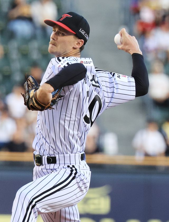 LG 트윈스 외국인 투수 앤더슨 톨허스트가 19일 서울 잠실야구장에서 열린 2025 신한 SOL Bank KBO리그 롯데 자이언츠와의 팀 간 12차전에 선발등판, 6이닝 무실점으로 승리투수가 됐다. 사진 연합뉴스