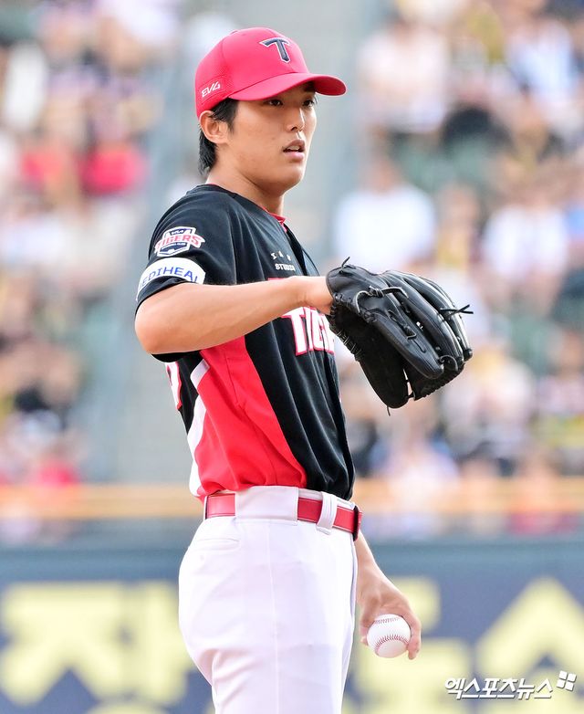 16일 오후 서울 송파구 잠실야구장에서 열린 '2025 신한 SOL Bank KBO리그' KIA 타이거즈와 두산 베어스의 경기, 1회말 KIA 선발투수 이의리가 투구 준비를 하고 있다. 엑스포츠뉴스 DB