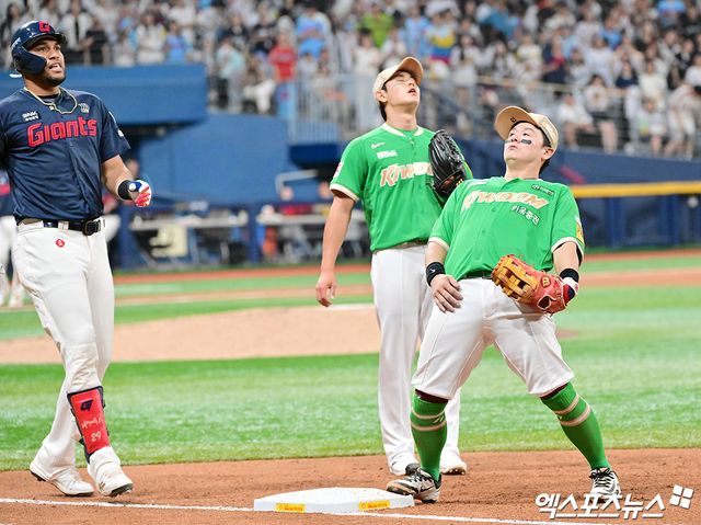 키움 히어로즈 내야수 최주환(오른쪽)이 2일 서울 고척스카이돔에서 열린 롯데 자이언츠와의 경기에서 6회초 빅터 레이예스의 안타성 타구를 호수비로 처리한 뒤 안도하고 있다. 사진 김한준 기자