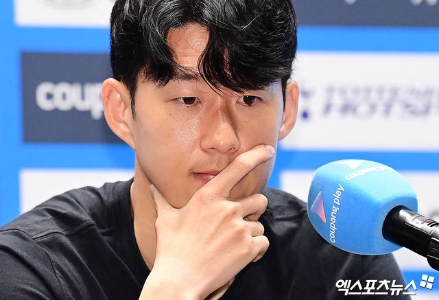 잉글리시 프리미어리그 토트넘 홋스퍼에서 10년 활약하며 한국을 넘어 아시아 축구의 자존심을 지켰던 손흥민이 축구종가를 떠난다. 손흥민은 2일 서울 영등포구에서 열린 뉴캐슬 유나이티드와의 친선 경기 기자회견에서 질의응답을 받기 전 '토트넘을 떠난다'고 공식 발표했다. 여의도, 박지영 기자