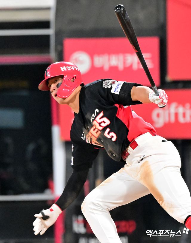 KIA 타이거즈 김도영이 지난 5월22일 수원KT위즈파크에서 열린 '2025 신한 SOL Bank KBO리그' KT 위즈와의 원정 경기에서 9회 2사에서 내야안타를 날리고 있다. 엑스포츠뉴스DB