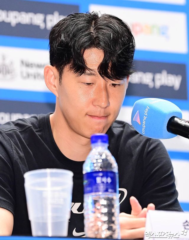 잉글리시 프리미어리그 토트넘 홋스퍼에서 10년 활약하며 한국을 넘어 아시아 축구의 자존심을 지켰던 손흥민이 축구종가를 떠난다. 손흥민은 2일 서울 영등포구에서 열린 뉴캐슬 유나이티드와의 친선 경기 기자회견에서 질의응답을 받기 전 '토트넘을 떠난다'고 공식 발표했다. 여의도, 박지영 기자