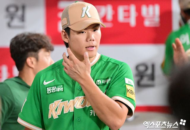 키움 히어로즈 우완 영건 김윤하가 2일 서울 고척스카이돔에서 열린 2025 신한 SOL Bank KBO리그 롯데 자이언츠와의 팀 간 14차전에 선발등판, 5이닝 2피안타 4탈삼진 1실점 호투에도 승리투수가 되지 못했다. 사진 김한준 기자