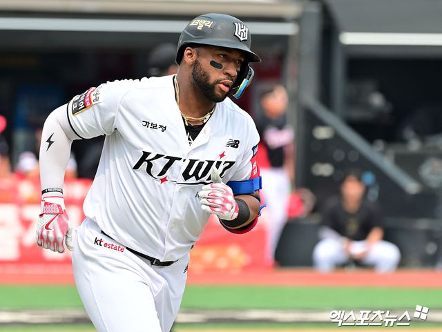 KT 위즈 멜 로하스 주니어가 주루하고 있다. KT는 2일 로하스의 방출을 공식화하고 새 외인 타자 앤드류 스티븐슨 영입을 발표했다. 엑스포츠뉴스 DB