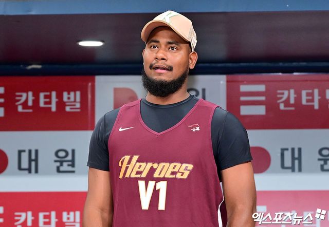 키움 히어로즈 새 외국인 투수 C.C. 메르세데스가 지난 1일 서울 고척스카이돔에서 열린 2025 신한 SOL Bank KBO리그 키움과 롯데 자이언츠의 팀 간 13차전에 앞서 히어로즈 선수단과 첫 훈련을 진행했다. 사진 김한준 기자