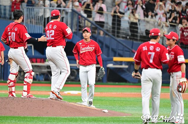 19일 오후 서울 구로구 고척스카이돔에서 열린 '2025 신한 SOL Bank KBO리그' SSG 랜더스와 키움 히어로즈의 경기, SSG가 한유섬 최지훈의 솔로 홈런과 석정우의 역전 투런 홈런에 힘입어 키움에 4:2 역전승을 거뒀다. 이날 경기에서 승리한 SSG 선수들이 기뻐하고 있다. 엑스포츠뉴스 DB