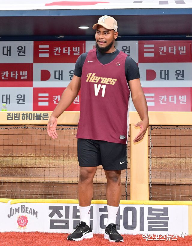 키움 히어로즈 새 외국인 투수 C.C. 메르세데스가 지난 1일 서울 고척스카이돔에서 열린 2025 신한 SOL Bank KBO리그 키움과 롯데 자이언츠의 팀 간 13차전에 앞서 히어로즈 선수단과 첫 훈련을 진행했다. 사진 김한준 기자