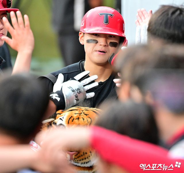 KIA 타이거즈 핵심타자 김도영이 지난 5월22일 수원KT위즈파크에서 열린 '2025 신한 SOL Bank KBO리그' KT 위즈의 원정 경기에서 9회초 때 오선우의 1타점 적시타로 득점한 뒤 동료들 축하를 받고 있다. 엑스포츠뉴스DB