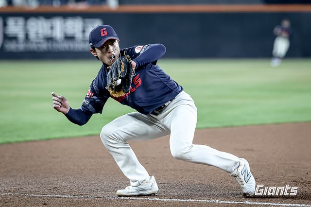 롯데 자이언츠 내야수 전민재가 2일 KT 위즈 2군과의 퓨처스리그 경기에서 4타수 2안타 1타점으로 활약했다. 사진 롯데 자이언츠